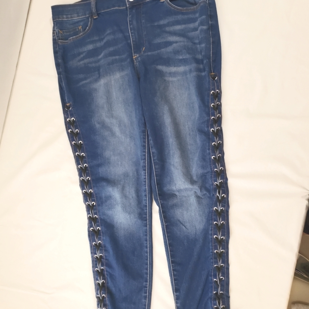 LOVE & LEGEND - Lace up Jeans